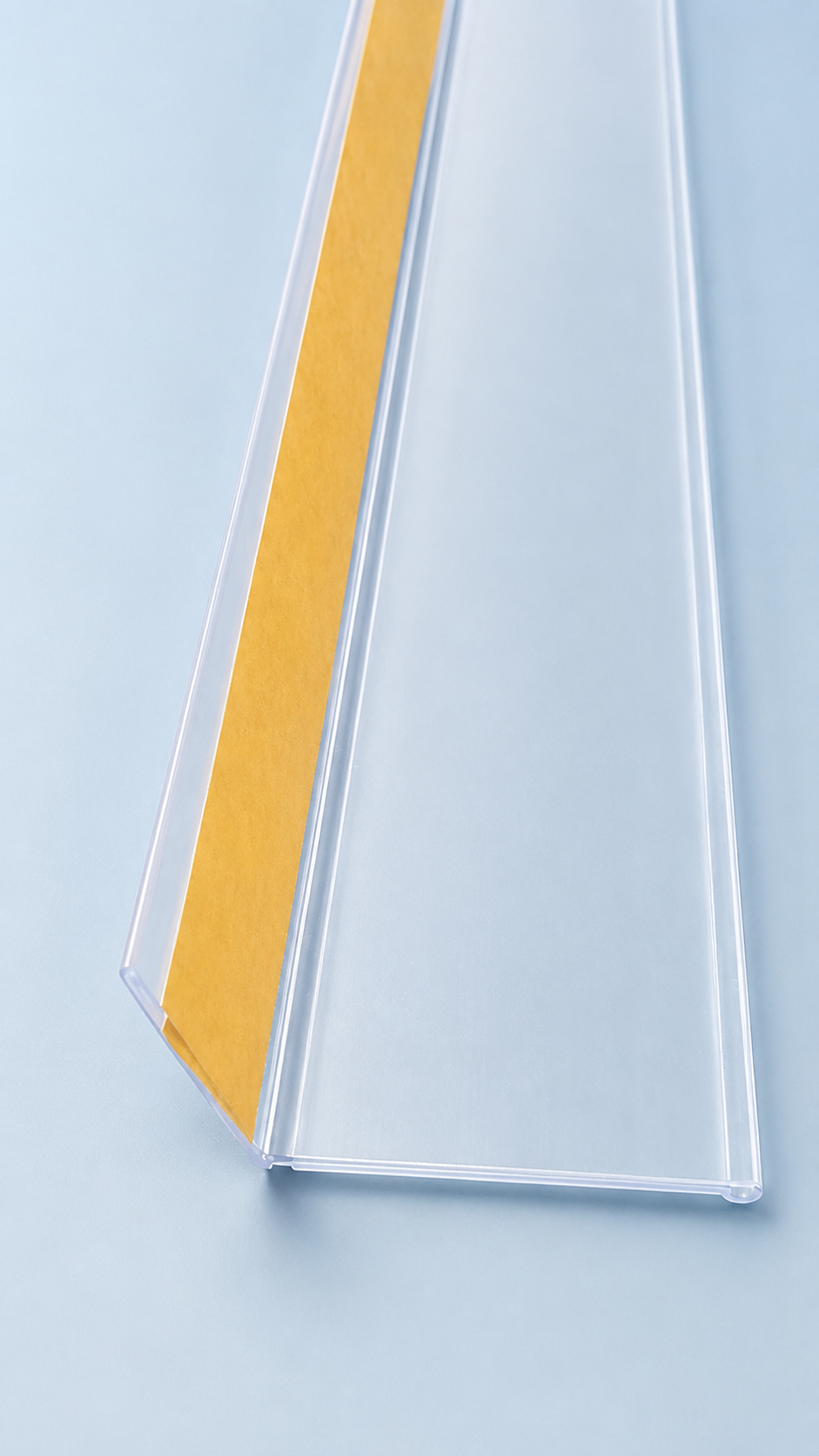 Flejera tipo L con adhesivo transparente 40 x 1300 mm para góndolas, vitrinas, estanterías, supermercados, retail y material POP.