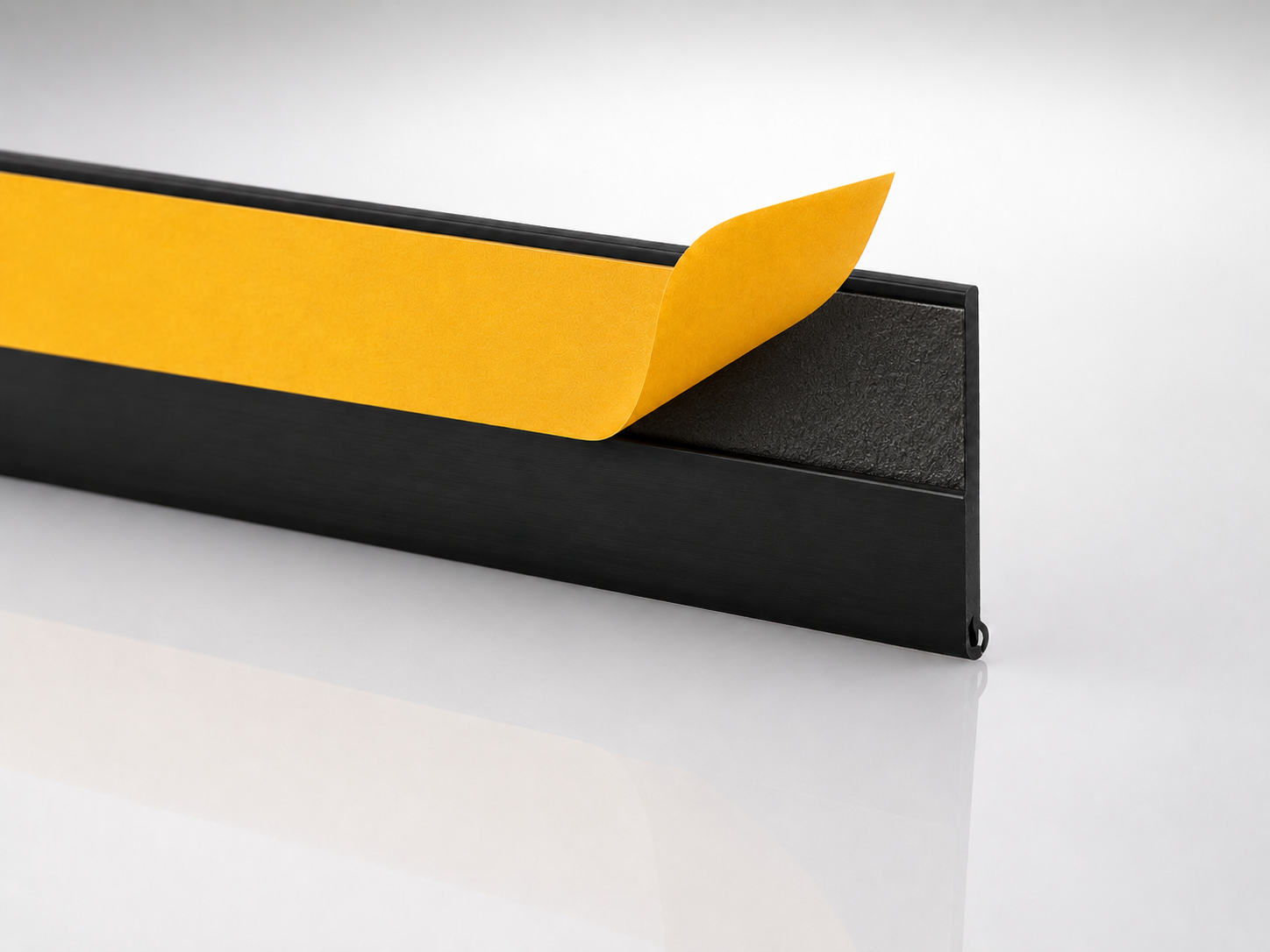 Flejera plana con adhesivo fondo negro 40 x 1300 mm para góndolas, vitrinas, estanterías, supermercados, retail y material POP.