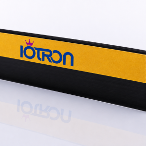 Flejera plana con adhesivo fondo negro 40 x 1300 mm para exhibición comercial