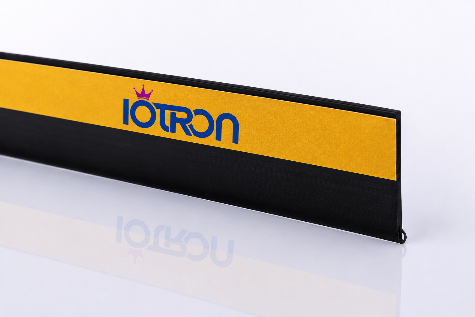Flejera plana con adhesivo fondo negro 40 x 1300 mm para exhibición comercial